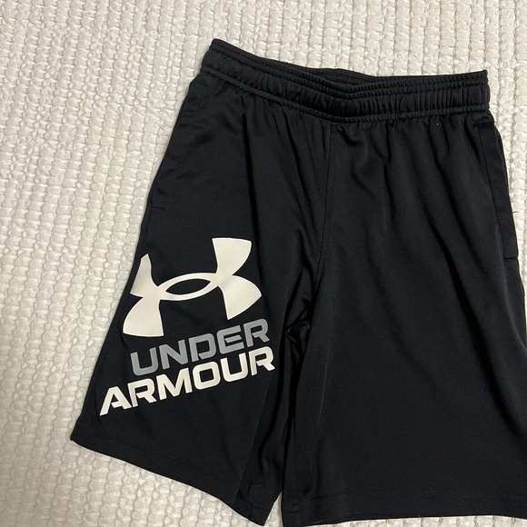 Boys Under Armour basketball shots ( used) Youth Medium - Picture 2 of 6